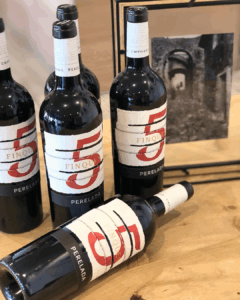 Vi de la Carta 5 finques, 5 ampolles de vi per mostrar la etiqueta