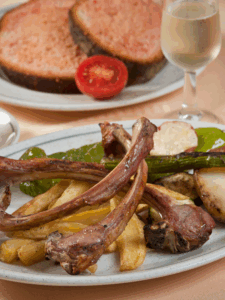 Plat de la Carta de costelles de xai a la brasa amb verdures i patates