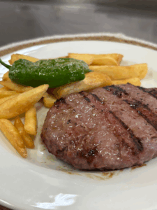 Plat de la Carta hamburguesa de vedella a la brasa amb patates