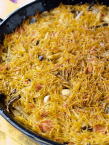 Plat de la Carta fideuà zoom on es veu elpunt de rossejat del fideu